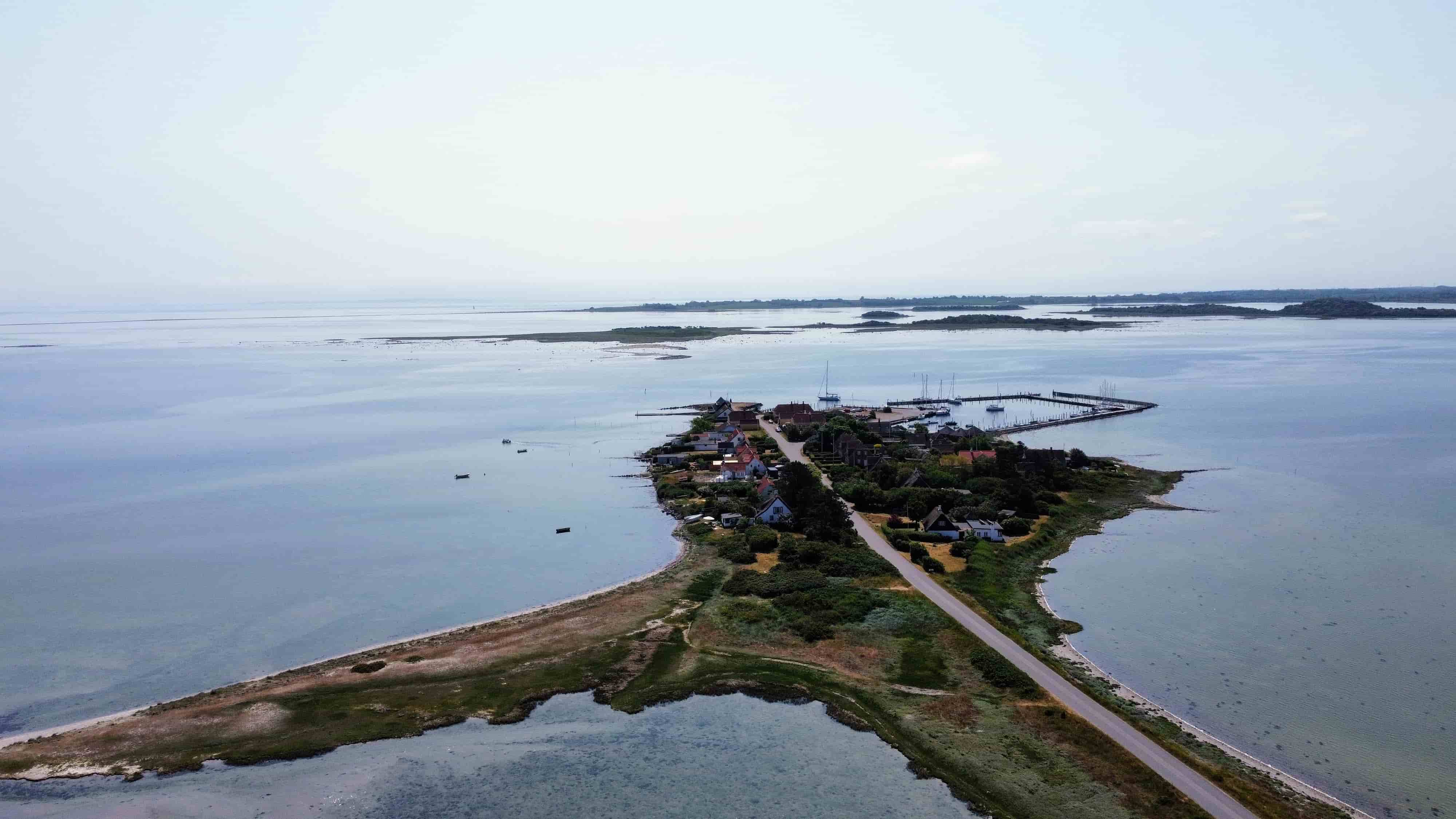 Stavns Fjord set fra drone — holmene og den lavvandede fjord, hvor vikingernes flåde lå beskyttet