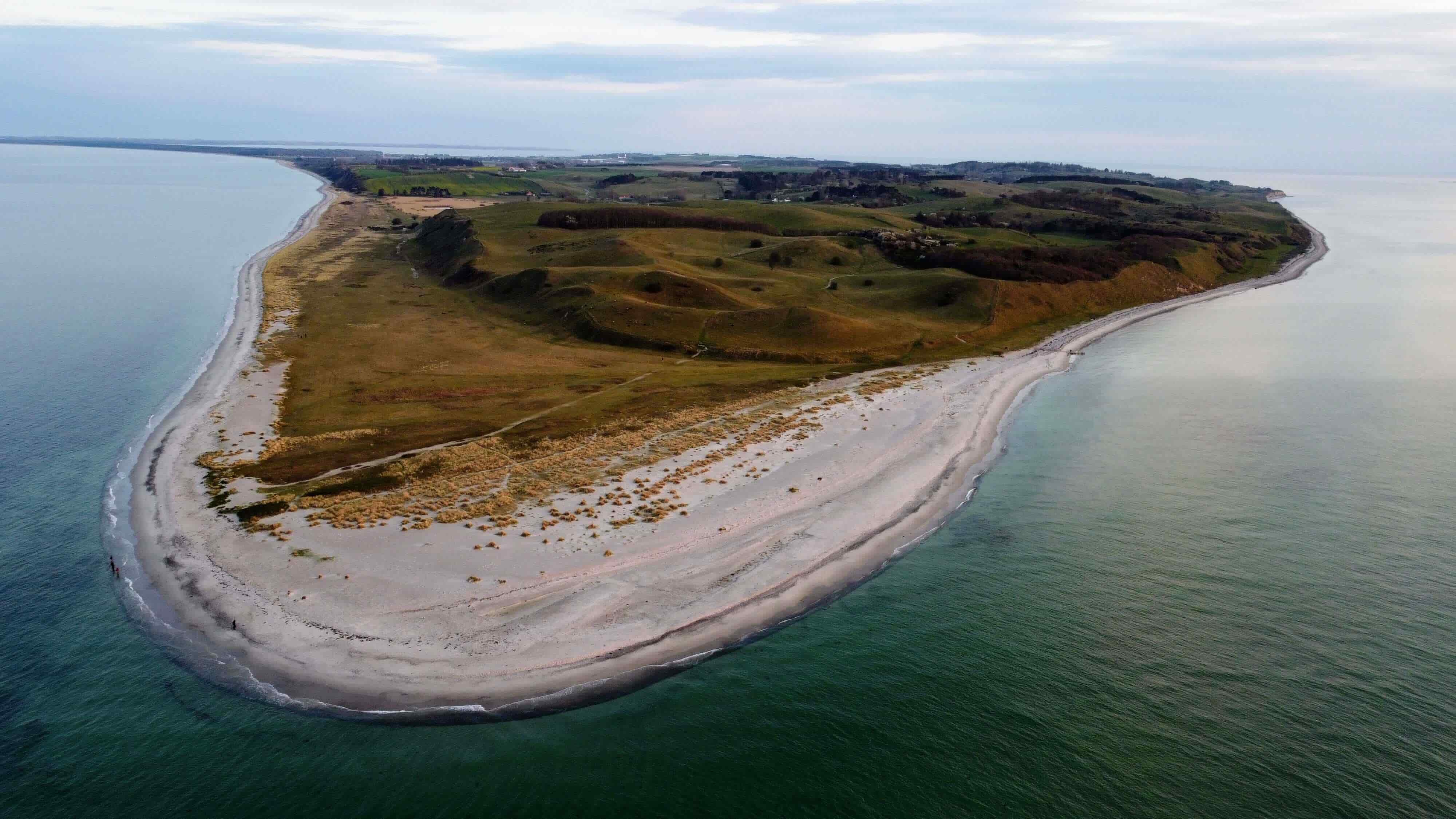 Issehoved set fra drone — Samsøs nordspids, hvor sagalandskabet møder havet