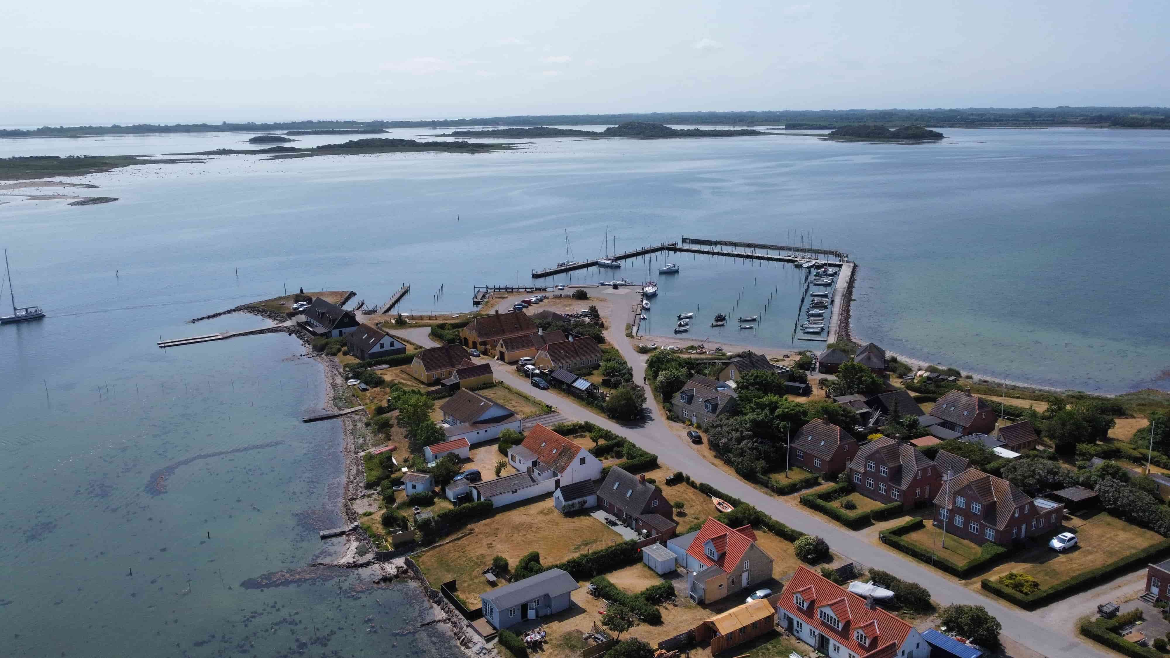 Langør havn set fra drone med Stavns Fjords holme i baggrunden