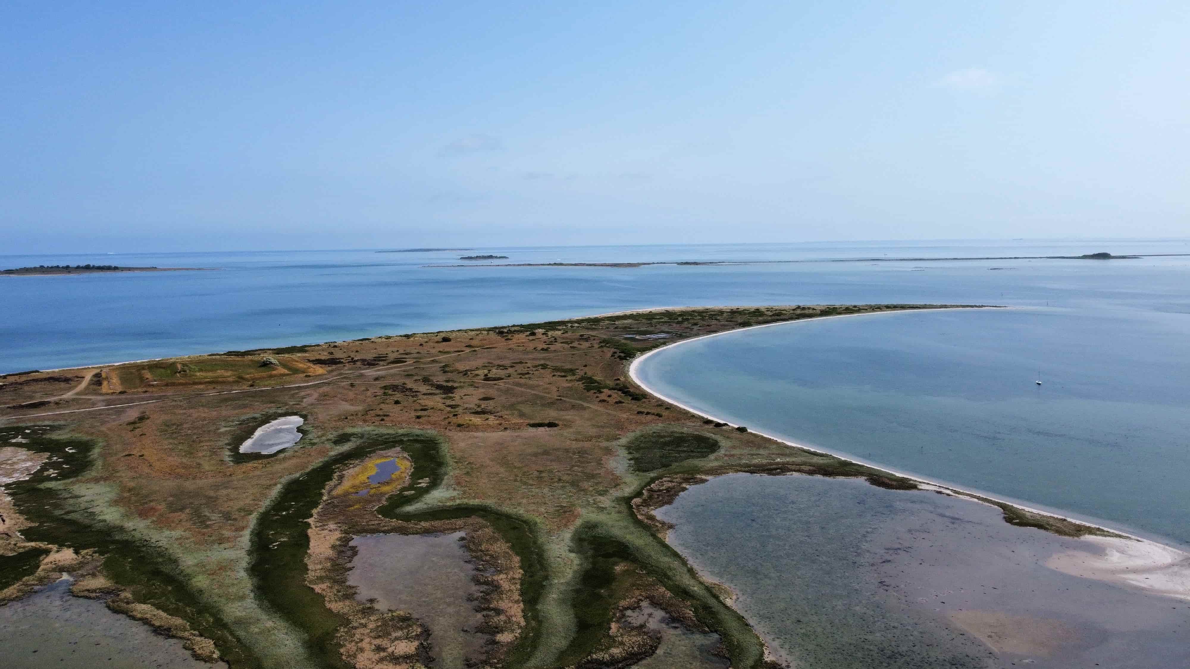 Lilleøre strand ved Langør, set fra luften mod Stavns Fjord