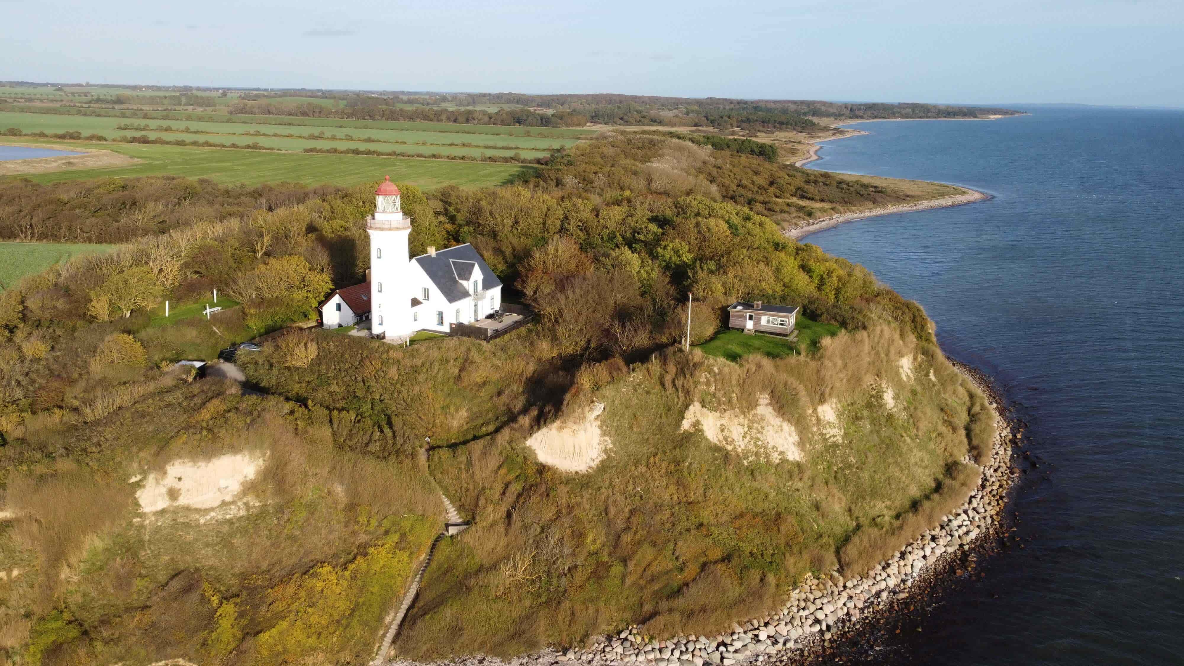 Vesborg Fyr på klinten, hvor borgens sidste murrester styrtede i havet